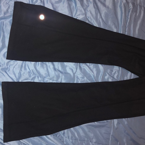 Lulu lemon groove pants. Reversible. Size 6 - Picture 3 of 3